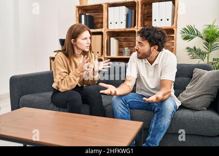 Mann und Frau streiten sich über eine Paartherapie im Psychologiezentrum Stockfoto