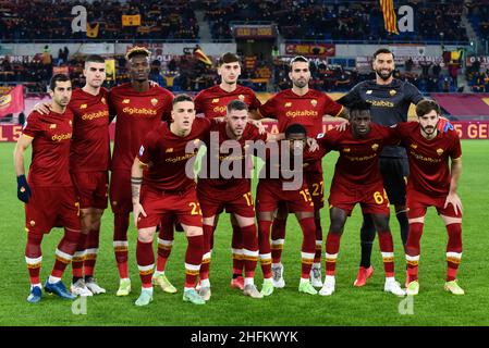 ROM, ITALIEN - 16. JANUAR: Henrikh Mkhitaryan von AS Roma, Tammy Abraham von AS Roma, Matias Vina von AS Roma, Gianluca Mancini von AS Roma, Marash Kumbulla von AS Roma, Ainsley Maitland-Niles von AS Roma, Jordan Veretout von AS Roma, Sergio Oliveira von AS Roma, Nicolo Zaniolo von AS Roma, Felix Afena, Rui Patricio von AS Roma posieren für ein Teamfoto während der Serie A match between AS Roma and Cagliari Calcio im Stadio Olimpico am 16. Januar 2022 in Rom, Italien (Foto: Ciro Santangelo/Orange Picturs) Stockfoto