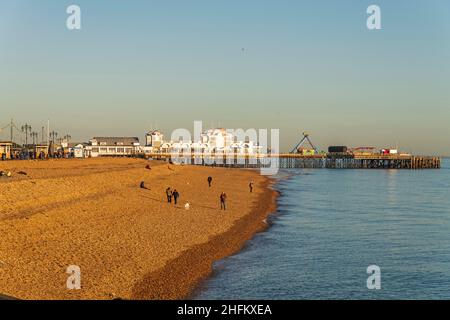 South Parade Pier und Strand bei Sonnenschein am späten Nachmittag, Southsea, Hampshire, England. Stockfoto