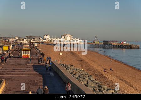 South Parade Pier und die Esplanade bei Sonnenschein am späten Nachmittag, Southsea, Hampshire, England. Stockfoto