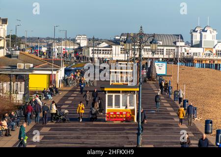 Luftaufnahme der Esplanade und des South Parade Pier Southsea, Hampshire. Stockfoto