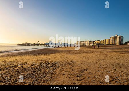 Southsea Beach und South Parade Pier bei Sonnenuntergang, Southsea, Portsmouth, Hampshire. Stockfoto