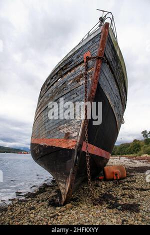 Das alte Fischerboot an der verwinkelten Küste von Loch Linnhe in der Nähe von Fort William, Schottland, Großbritannien Stockfoto