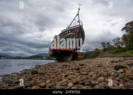 Das alte Fischerboot an der verwinkelten Küste von Loch Linnhe in der Nähe von Fort William, Schottland, Großbritannien Stockfoto