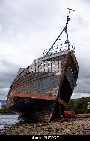 Das alte Fischerboot an der verwinkelten Küste von Loch Linnhe in der Nähe von Fort William, Schottland, Großbritannien Stockfoto