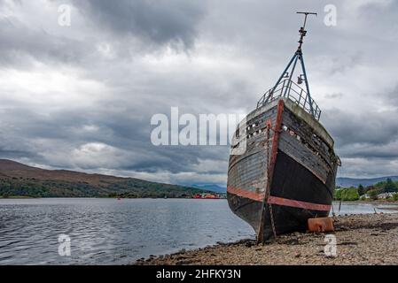 Das alte Fischerboot an der verwinkelten Küste von Loch Linnhe in der Nähe von Fort William, Schottland, Großbritannien Stockfoto