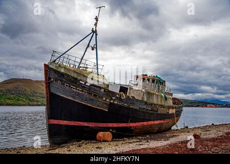 Das alte Fischerboot auf der verwinkelten Küste von Loch Linnhe in der Nähe von Fort William, Schottland Hochland, Großbritannien Stockfoto