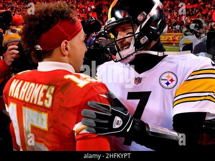 Kansas City Chiefs Quarterback Patrick Mahomes, links, trifft Pittsburgh Steelers Quarterback Ben Roethlisberger, nachdem Kansas City die Steelers besiegt hatte, 42-21, Sonntagabend, 16. Januar 2022, In einem AFC Wild Card-Spiel im Arrowhead Stadium in Kansas City, Missouri. (Foto von Rich Sugg/The Kansas City Star/TNS/Sipa USA) Stockfoto