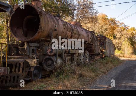 Alte Dampflokomotive, die in Siding rostet, wartet auf Restaurierung Stockfoto