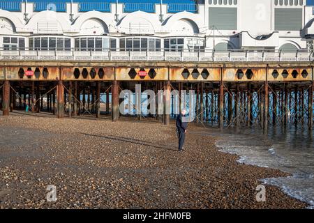 Man steht am Eastney Beach vor dem South Parade Pier, Southport, Hampshire. Stockfoto