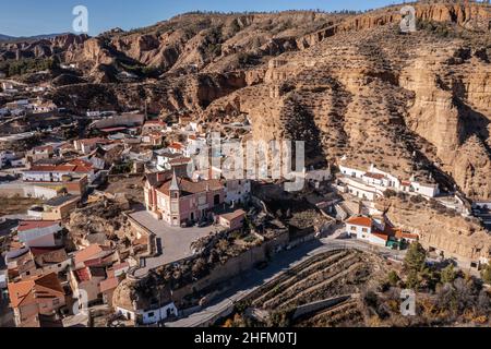 Luftaufnahme des Dorfes Marchal mit den traditionellen historischen Höhlenhäusern in Beas de Guadix Stockfoto