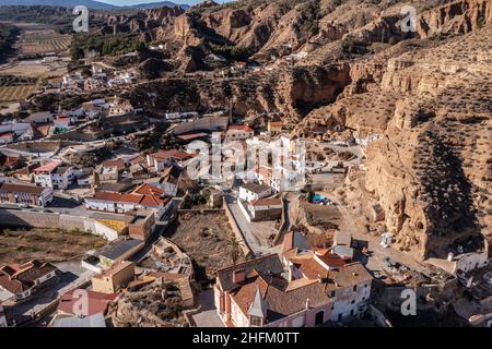 Luftaufnahme des Dorfes Marchal mit den traditionellen historischen Höhlenhäusern in Beas de Guadix Stockfoto