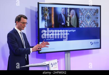 17. Januar 2022, Nordrhein-Westfalen, Jülich: Hendrik Wüst (CDU), Ministerpräsident von Nordrhein-Westfalen, spricht beim Start eines neuen Quantencomputers im Forschungszentrum Jülich. Am Forschungszentrum Jülich wird ein neues Quantencomputersystem für die Forschung gestartet. Das neue System wird künftig mit den Jülicher Supercomputern zusammenarbeiten. Foto: Oliver Berg/dpa Stockfoto