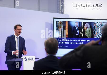 17. Januar 2022, Nordrhein-Westfalen, Jülich: Hendrik Wüst (CDU), Ministerpräsident von Nordrhein-Westfalen, spricht beim Start eines neuen Quantencomputers im Forschungszentrum Jülich. Am Forschungszentrum Jülich wird ein neues Quantencomputersystem für die Forschung gestartet. Das neue System wird künftig mit den Jülicher Supercomputern zusammenarbeiten. Foto: Oliver Berg/dpa Stockfoto