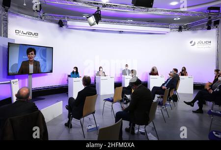 17. Januar 2022, Nordrhein-Westfalen, Jülich: Bundesforschungsministerin Bettina stark-Watzinger (FDP) spricht per Videolink zum Start eines neuen Quantencomputers im Forschungszentrum Jülich. Am Forschungszentrum Jülich wird ein neues Quantencomputersystem für die Forschung gestartet. Das neue System wird künftig mit den Jülicher Supercomputern zusammenarbeiten. Foto: Oliver Berg/dpa Stockfoto