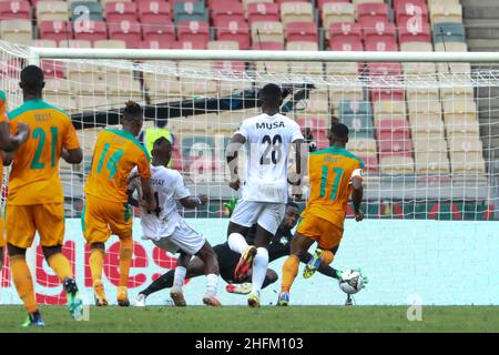 Douala, KAMERUN - 16. JANUAR: Torhüter Badra Ali Sangare, Serge Aurier von der Elfenbeinküste im Einsatz beim Afrika-Cup der Nationengruppe E-Spiel zwischen der Elfenbeinküste und Sierra Leone am Stade de Japoma am 16 2022. Januar in Douala, Kamerun. (Foto von SF) Kredit: Sebo47/Alamy Live News Stockfoto