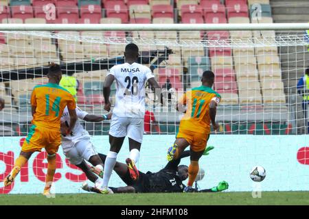 Douala, KAMERUN - 16. JANUAR: Torhüter Badra Ali Sangare, Serge Aurier von der Elfenbeinküste im Einsatz beim Afrika-Cup der Nationengruppe E-Spiel zwischen der Elfenbeinküste und Sierra Leone am Stade de Japoma am 16 2022. Januar in Douala, Kamerun. (Foto von SF) Kredit: Sebo47/Alamy Live News Stockfoto