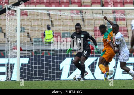 Douala, KAMERUN - 16. JANUAR: Torhüter Badra Ali Sangare, Serge Aurier von der Elfenbeinküste im Einsatz beim Afrika-Cup der Nationengruppe E-Spiel zwischen der Elfenbeinküste und Sierra Leone am Stade de Japoma am 16 2022. Januar in Douala, Kamerun. (Foto von SF) Kredit: Sebo47/Alamy Live News Stockfoto