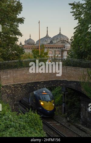 Die Sikh Gurdwara und ein Zug auf der Eisenbahnlinie in Gravesend Kent Stockfoto