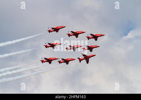 Diamond Nine Formation, BAE Hawk T1A-Flugzeug des Kunstflugteams der Royal Air Force, die Red Arrows, mit den 50th-jährigen Tail-Markierungen. Stockfoto