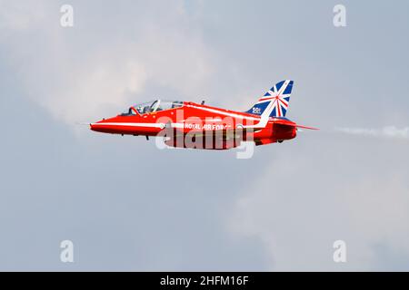 Ein einzelnes Synchronflugzeug BAE Hawk T1A des Kunstflugteams der Royal Air Force, die Red Arrows, mit den 50th-jährigen Tail-Markierungen. . RA Stockfoto