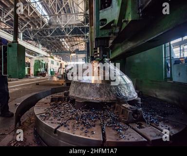 Schwertechnikanlage. Horizontale riesige Drehmaschine mit riesigen Eisenmasse. USt'-Kamenogorsk, Kasachstan, Fabrik Wostokmashzawod. Stockfoto