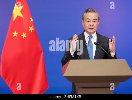 Peking, China. 17th Januar 2022. Der chinesische Staatsrat und Außenminister Wang Yi spricht am 17. Januar 2022 per Video über das Manila Forum für die Beziehungen zwischen China und den Philippinen. Quelle: Ji Chunpeng/Xinhua/Alamy Live News Stockfoto