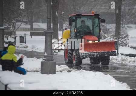 Schneepflug, der die Wege des Saint Sava Parks, Belgrad, Serbien reinigt Stockfoto