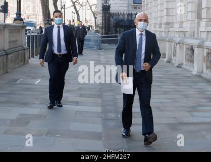 London, Großbritannien. 17th Januar 2022. Sajid Javid, Staatssekretär für Gesundheit und Soziales, trifft im Kabinett in Whitehall ein. Kredit: Mark Thomas/Alamy Live Nachrichten Stockfoto