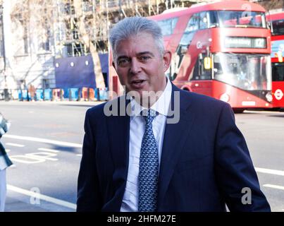 London, Großbritannien. 17th Januar 2022. Brandon Lewis, Staatssekretär für Nordirland, trifft im Kabinett in Whitehall ein. Kredit: Mark Thomas/Alamy Live Nachrichten Stockfoto