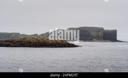 Fingals Cave und sechseckige vulkanische Basaltsteinsäulen Isle of Staffa, Hebrides Stockfoto