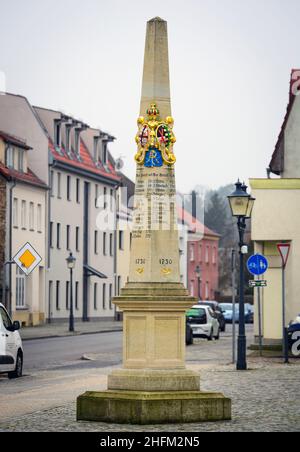 13. Januar 2022, Brandenburg, Baruth: Die Nachbildung der Wahlsächsischen Poststelle von 1730 wurde 2014 auf dem Walther Rathenau-Platz eingeweiht. Die kleine Stadt im Bezirk Teltow-Fläming liegt in der Nähe des Spreewalds und ist knapp 50 Kilometer von der Hauptstadt entfernt. Baruth/Mark wurde erstmals 1234 urkundlich erwähnt, kurz nachdem während der ostdeutschen Siedlung auf einem sandigen Gebiet eine Burg und eine Siedlung errichtet worden waren. Foto: Soeren Sache/dpa-Zentralbild/ZB Stockfoto