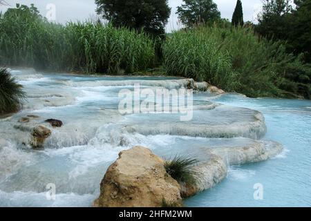 Die Details der Thermalwasserfälle oder Kaskaden in Saturnia in Italien. Stockfoto