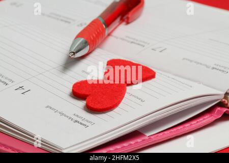 Rote Herzen für Valentinstag auf Notizbuch, Detail und Konzept für Valentinstag. Valentinstag. Kalender für Datum 14. februar 2022, Montag. Stockfoto