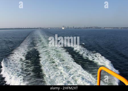 Ein Bild von einer Wake hinter dem großen Fährschiff aus Finnland. Verlassen des Hafens von Helsinki. Stockfoto