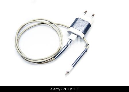 Das Detail eines Smartphones Ladegerät mit gebrochenem und ausgefranstem Kabel. Schon einmal mit Band fixiert, aber wieder gebrochen. Typisches Problem der Benutzer. Stockfoto