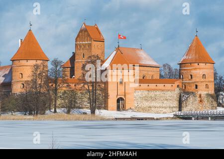 Mittelalterliche Burg von Trakai, Vilnius, Litauen, Osteuropa, zwischen schönen Seen und Natur mit Holzbrücke im Winter, mit Seen Stockfoto