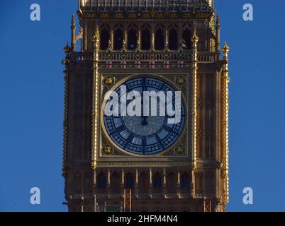 London, Großbritannien 17th. Januar 2022. Weitere Gerüste werden entfernt, da die Renovierungsarbeiten am Big Ben, die 2017 begannen, bald abgeschlossen sind. Kredit: Vuk Valcic / Alamy Live Nachrichten Stockfoto