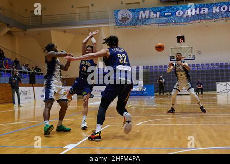 KHARKIV, UKRAINE - 16. JANUAR 2022: Das Basketballspiel des Ukrainian Cup BC Sokoly gegen BC Budivelnik Stockfoto