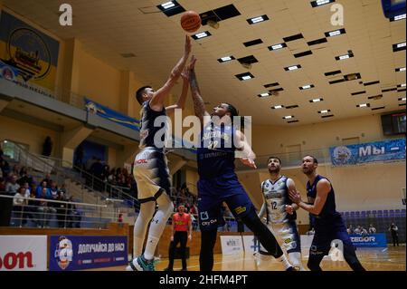 KHARKIV, UKRAINE - 16. JANUAR 2022: Das Basketballspiel des Ukrainian Cup BC Sokoly gegen BC Budivelnik Stockfoto