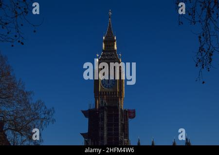 London, Großbritannien 17th. Januar 2022. Weitere Gerüste werden entfernt, da die Renovierungsarbeiten am Big Ben, die 2017 begannen, bald abgeschlossen sind. Kredit: Vuk Valcic / Alamy Live Nachrichten Stockfoto