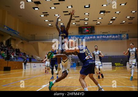 KHARKIV, UKRAINE - 16. JANUAR 2022: Das Basketballspiel des Ukrainian Cup BC Sokoly gegen BC Budivelnik Stockfoto