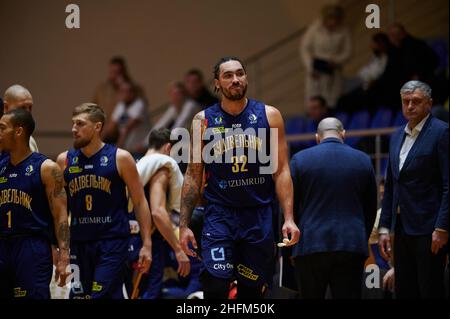 KHARKIV, UKRAINE - 16. JANUAR 2022: Das Basketballspiel des Ukrainian Cup BC Sokoly gegen BC Budivelnik Stockfoto