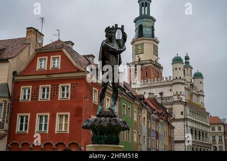 4. Januar 2021 - Poznan, Polen: Der Apollo-Brunnen - einer der vier Brunnen auf dem alten Renaissance-Markt in Poznan Stockfoto