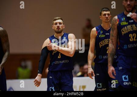 KHARKIV, UKRAINE - 16. JANUAR 2022: Das Basketballspiel des Ukrainian Cup BC Sokoly gegen BC Budivelnik Stockfoto