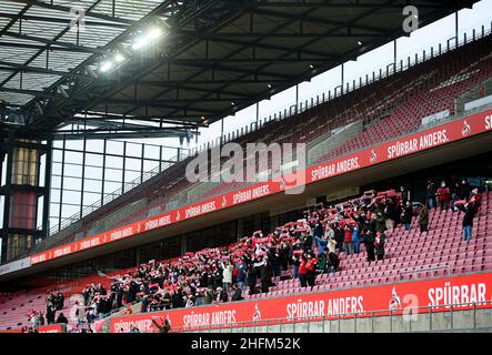 Ein paar Fans im Stadion, Rhein-Energie-Stadion Fußball 1st Bundesliga, 19th Spieltag, FC Köln (K) - FC Bayern München (M), am 15th. Januar 2022 in Köln. #die DFL-Vorschriften verbieten die Verwendung von Fotos als Bildsequenzen und/oder quasi-Video # Â Stockfoto