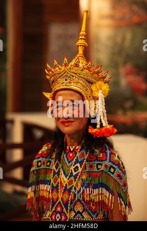 Narathiwat, Thailand - 27. SEPTEMBER 2010: Eine ältere thailändische Nora-Tänzerin. Nora ist eine Form traditioneller, volkstümlicher darstellender Künste. Narathiwat. Stockfoto