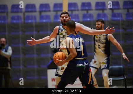 KHARKIV, UKRAINE - 16. JANUAR 2022: Das Basketballspiel des Ukrainian Cup BC Sokoly gegen BC Budivelnik Stockfoto