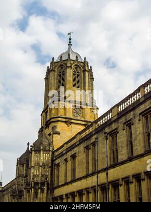 Blick auf den Turm am Straßeneingang des Christ Church College, Oxford England Stockfoto