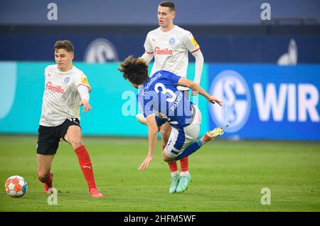 Gelsenkirchen, Deutschland. 16th. Jan 2022. Links nach rechts S Benedikt PICHLER (KI), Ko ITAKURA (GE), Philipp SANDER (KI) Aktion, Duelle, Fußball 2nd Bundesliga, 19th Spieltag, FC Schalke 04 (GE) - Holstein Kiel (KI), am 16,01. 2022 in Gelsenkirchen. Die DFL-Bestimmungen von #verbieten die Verwendung von Fotos als Bildsequenzen und/oder quasi-Video # Â Credit: dpa/Alamy Live News Stockfoto